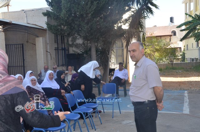 كفرقاسم - فيديو : الرئيس عادل بدير يدشن اللوحة الفنية من ابداعات الأمهات في بيت المسنين وطلاب الزهراء الابتدائية 